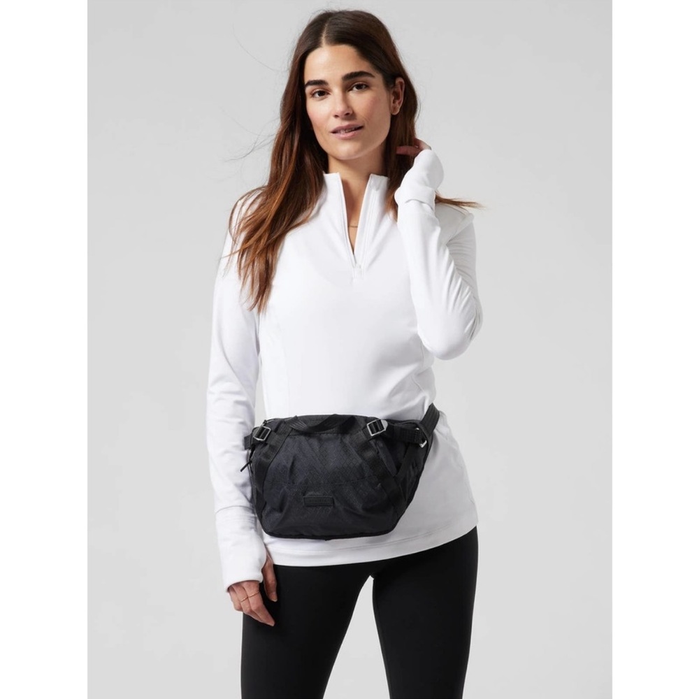 Brand new with tags Athleta excursion waist bag